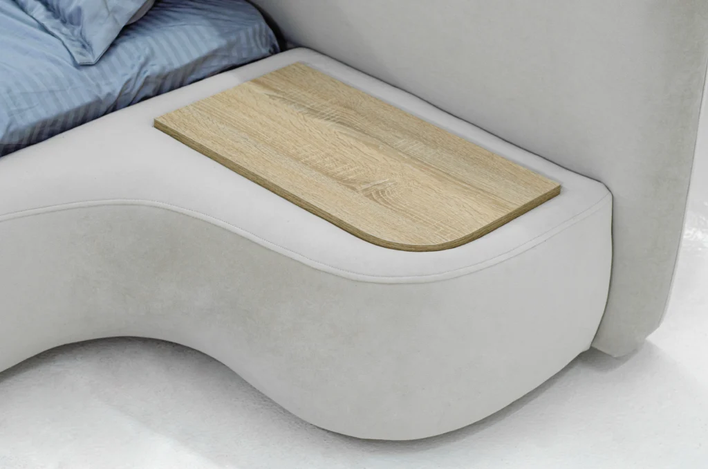 Łóżko Richi z pułkami z drewna